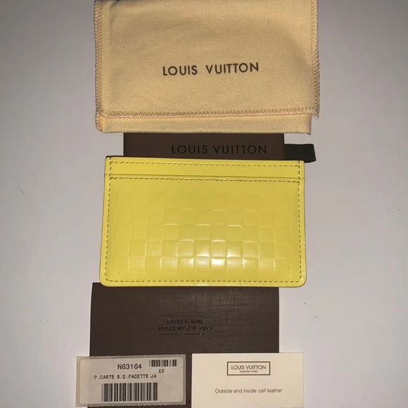 Runway Limited Edition Cardholder - Picture 2 of 10